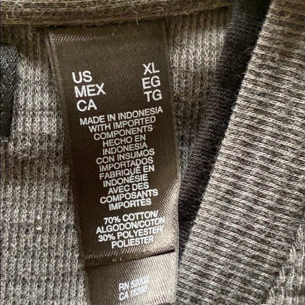 Long sleeve v-neck shirts - Picture 2 of 2